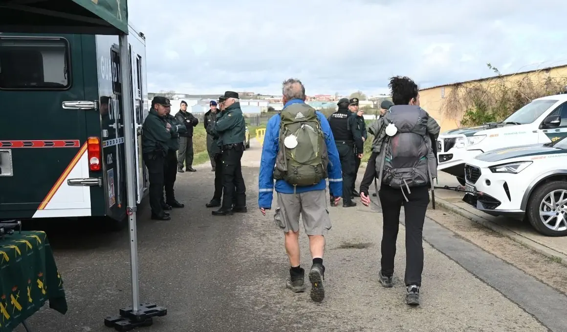 El delegado del Gobierno en Castilla y León, Nicanor Sen, presenta en Arcahueja (León), el plan de seguridad integral Jacobea 2025 desarrollado por la Guardia Civil para la provincia