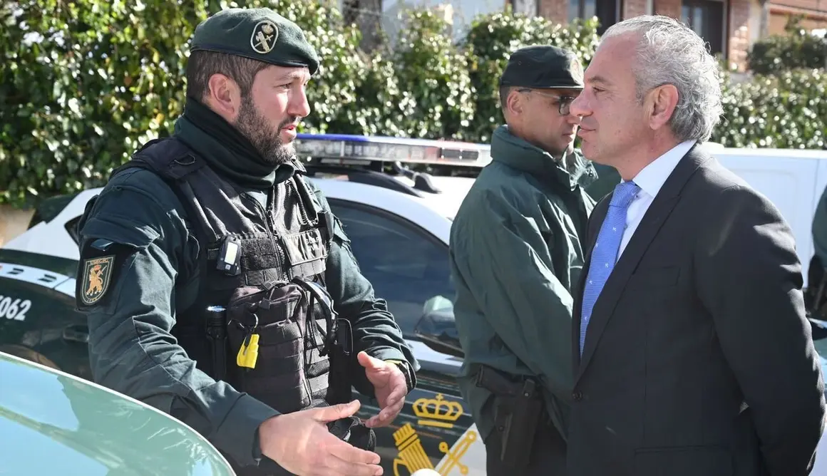 El delegado del Gobierno en Castilla y León, Nicanor Sen, presenta en Arcahueja (León), el plan de seguridad integral Jacobea 2025 desarrollado por la Guardia Civil para la provincia