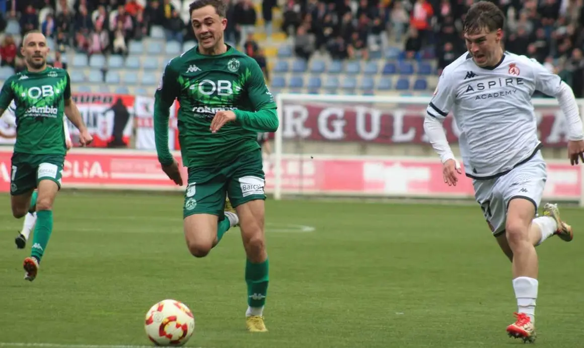 Con más de 8.000 aficionados en la grada la Cultural se mide al Arenteiro en un encuentro de vital importancia. Fotos: Isaac Llamazares