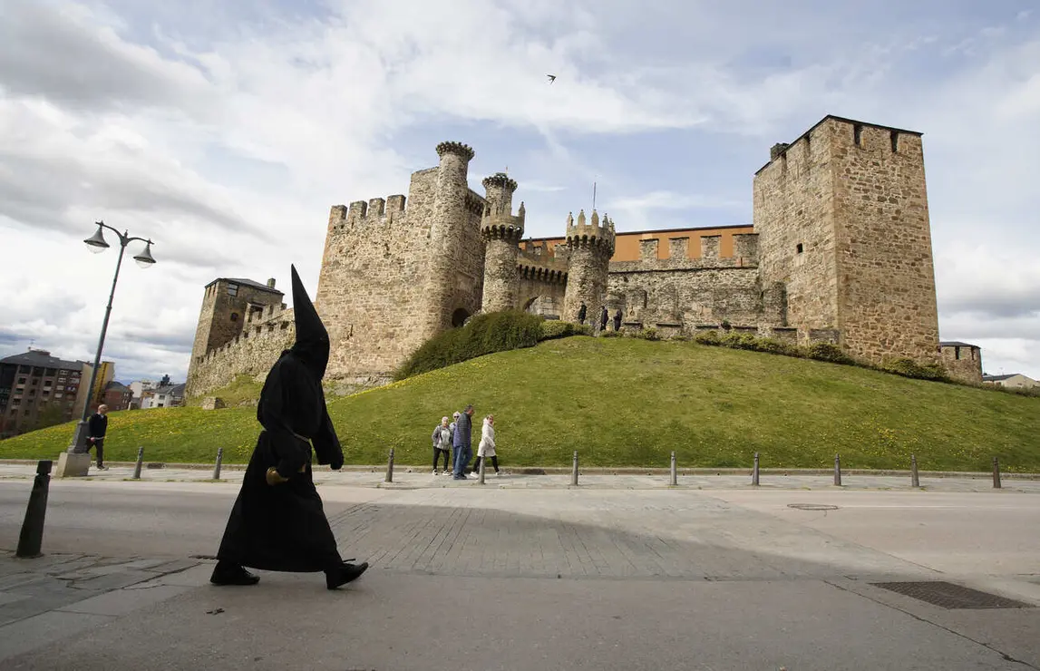 Ponferrada inicia su Semana Santa con la salida del Nazareno Lambrión Chupacandiles, que anuncia la llegada de la Semana de Pasión. Foto: César Sánchez.