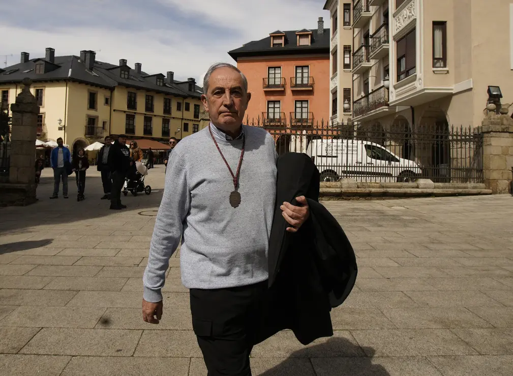 Ponferrada inicia su Semana Santa con la salida del Nazareno Lambrión Chupacandiles, que anuncia la llegada de la Semana de Pasión. Foto: César Sánchez.
