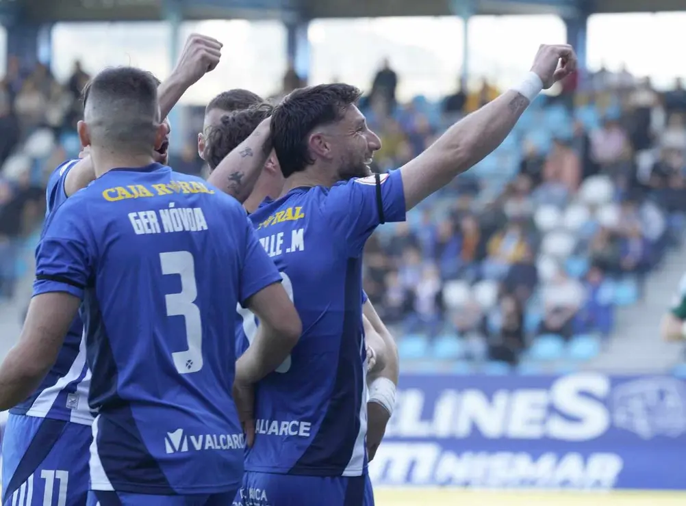 La Ponferradina hace los deberes ante el Real Unión. El equipo berciano cumple en El Toralín. Fotos: SDP