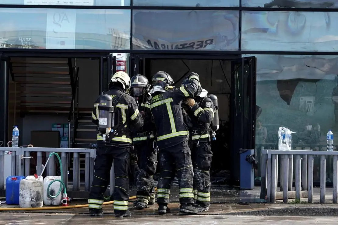 Efectivos de los Bomberos de la Diputación de Valladolid intervienen en un iIncendio en las oficinas de un concesionario en la N-601, en Zaratán (Valladolid). Foto: Miriam Chacón.