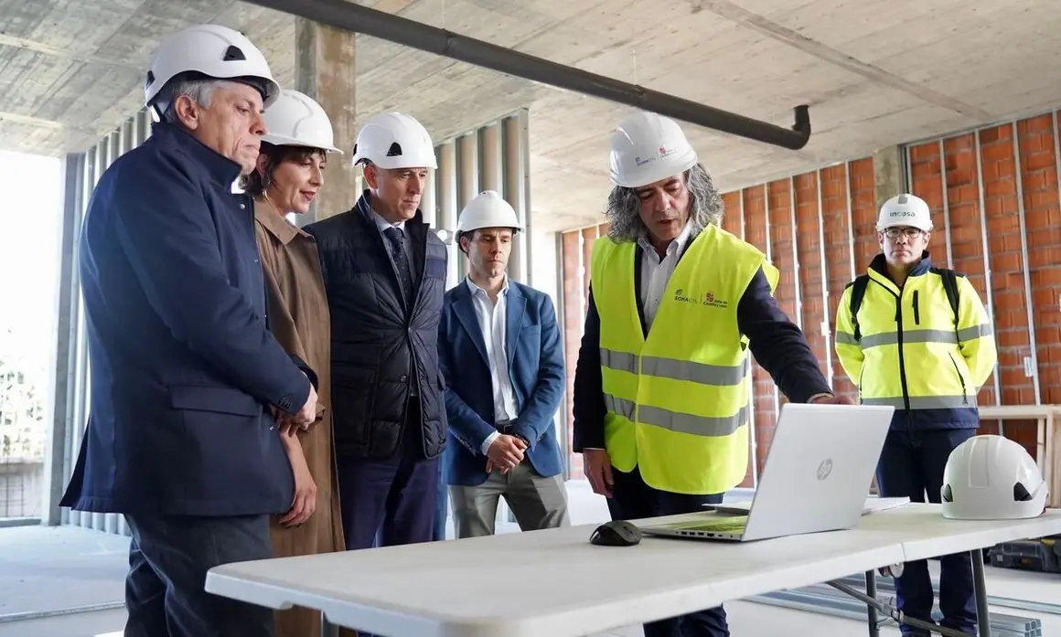 El director general de Telecomunicaciones y Administración Digital de la Junta, Antonio Ibáñez, visita las obras de la nueva sede de Scayle acompañado por el alcalde de León, José Antonio Díez, y la directora de la Fundación Centro de Supercomputación, Hilde Pérez. Foto: Campillo.