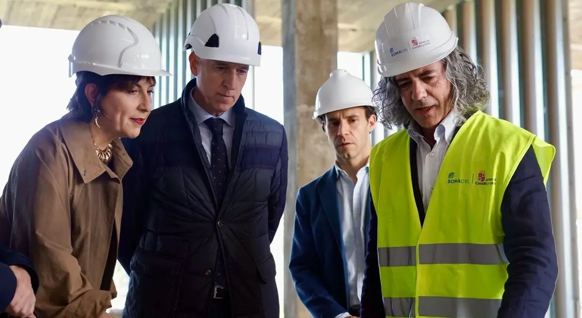 El director general de Telecomunicaciones y Administración Digital de la Junta, Antonio Ibáñez, visita las obras de la nueva sede de Scayle acompañado por el alcalde de León, José Antonio Díez, y la directora de la Fundación Centro de Supercomputación, Hilde Pérez