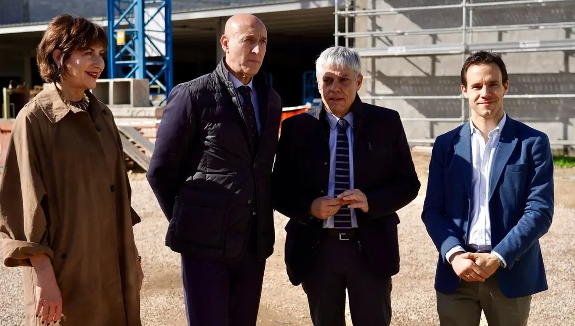El director general de Telecomunicaciones y Administración Digital de la Junta, Antonio Ibáñez, visita las obras de la nueva sede de Scayle acompañado por el alcalde de León, José Antonio Díez, y la directora de la Fundación Centro de Supercomputación, Hilde Pérez