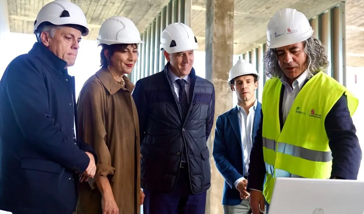 El director general de Telecomunicaciones y Administración Digital de la Junta, Antonio Ibáñez, visita las obras de la nueva sede de Scayle acompañado por el alcalde de León, José Antonio Díez, y la directora de la Fundación Centro de Supercomputación, Hilde Pérez