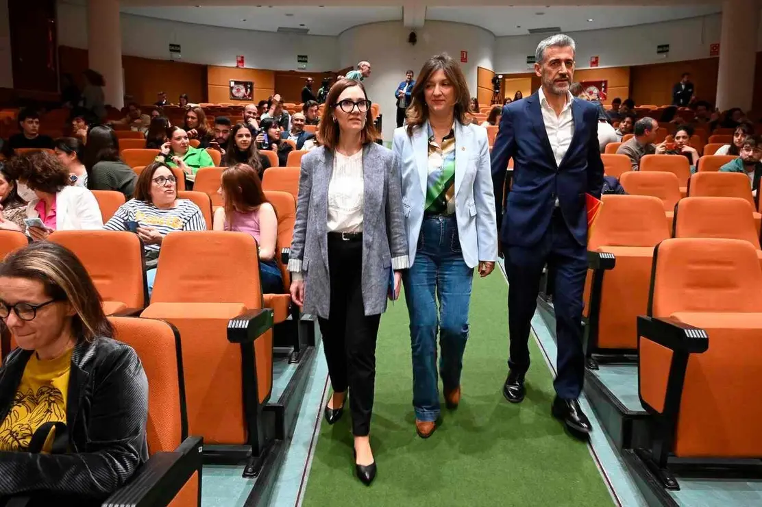 La rectora de la Universidad de León, Nuria González, el concejal de Hacienda, Carmelo Alonso, y la directora Talento en la Fundación Princesa de Girona, Gema Guzmán, inauguran el Foro del Talento