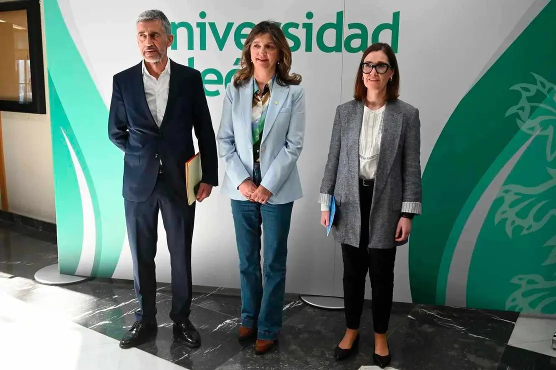 La rectora de la Universidad de León, Nuria González, el concejal de Hacienda, Carmelo Alonso, y la directora Talento en la Fundación Princesa de Girona, Gema Guzmán, inauguran el Foro del Talento