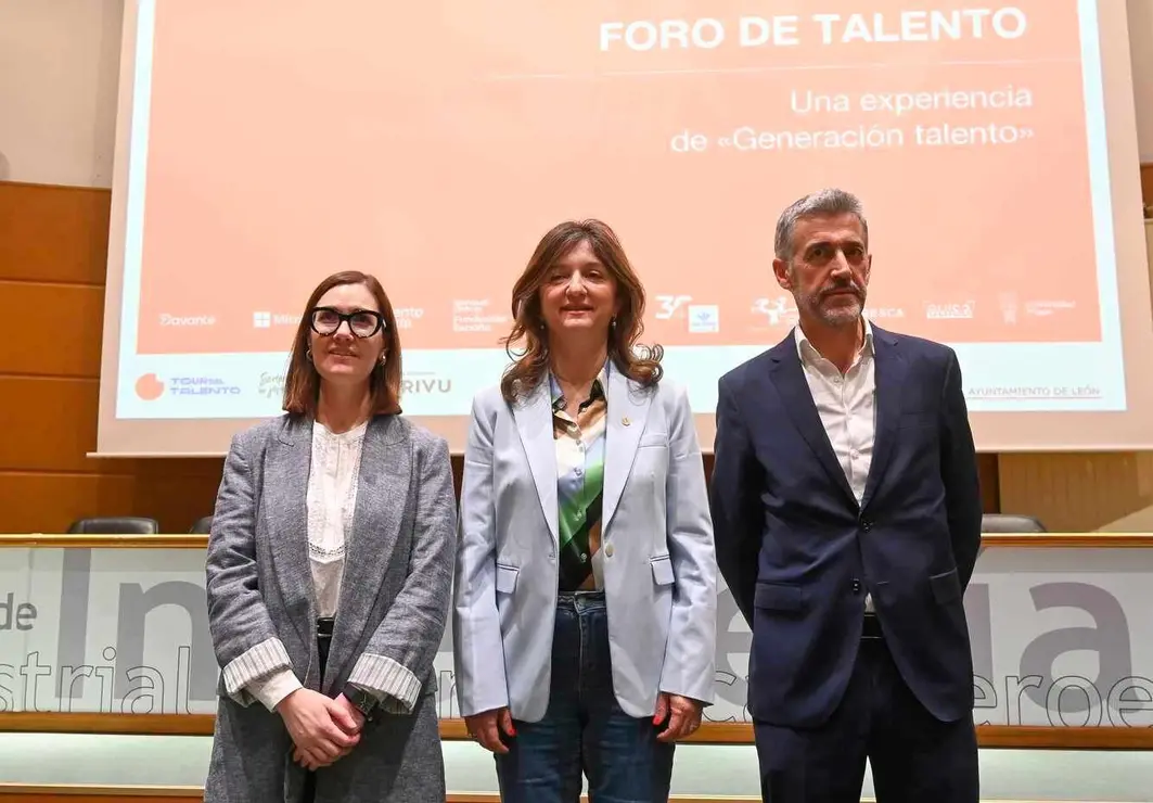 La rectora de la Universidad de León, Nuria González, el concejal de Hacienda, Carmelo Alonso, y la directora Talento en la Fundación Princesa de Girona, Gema Guzmán, inauguran el Foro del Talento