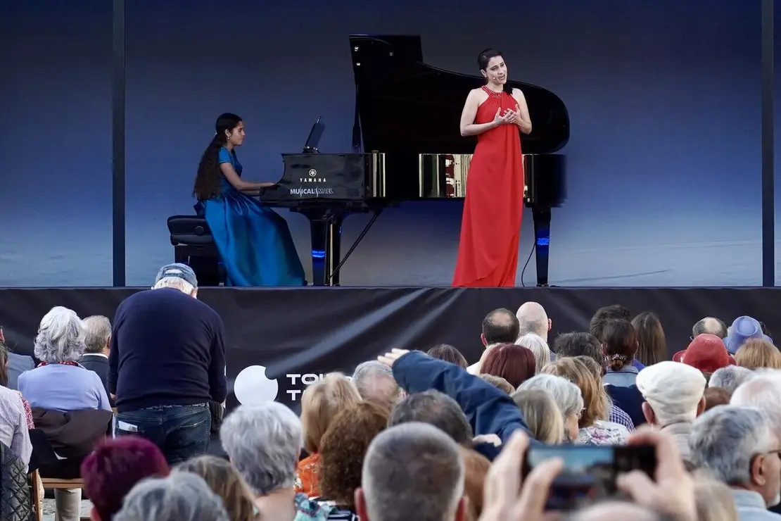 El escenario itinerante del Teatro Real de Madrid, conocido como ‘La Carroza del Teatro Real’, llegó este martes a la Plaza de San Marcelo de León, donde ofreció un recital de piezas populares de ópera y zarzuela con los jóvenes talentos del programa Crescendo. Foto: Campillo
