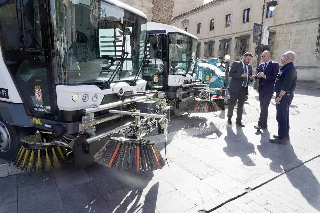El alcalde de León, José Antonio Diez, y el concejal de Limpieza, Jon Fernández, presentan nuevos medios del servicio de limpieza. Foto: Campillo