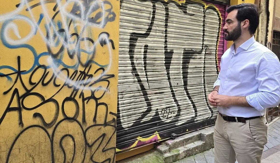 El PP municipal ha recorrido las calles de la ciudad antigua y ha comprobado cómo los grafitis y suciedad siguen presentes en las paredes de decenas de edificios.