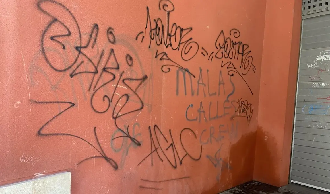 Casco histórico de León lleno de grafitis y suciedad.
