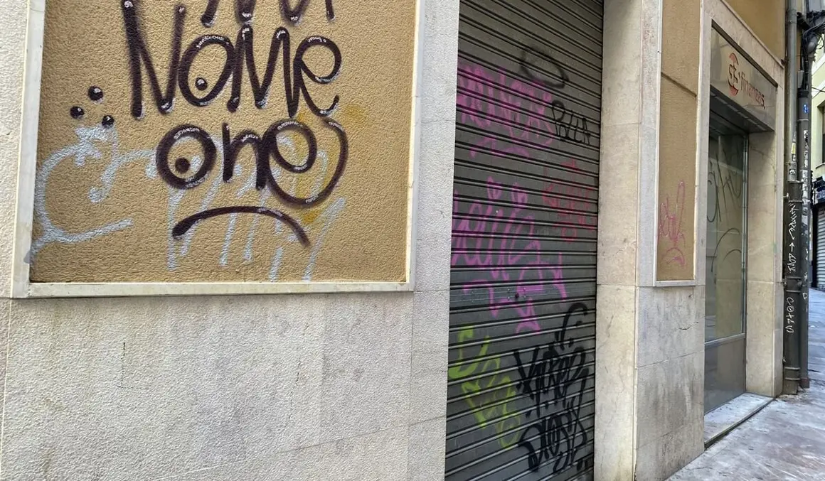 Casco histórico de León lleno de grafitis.
