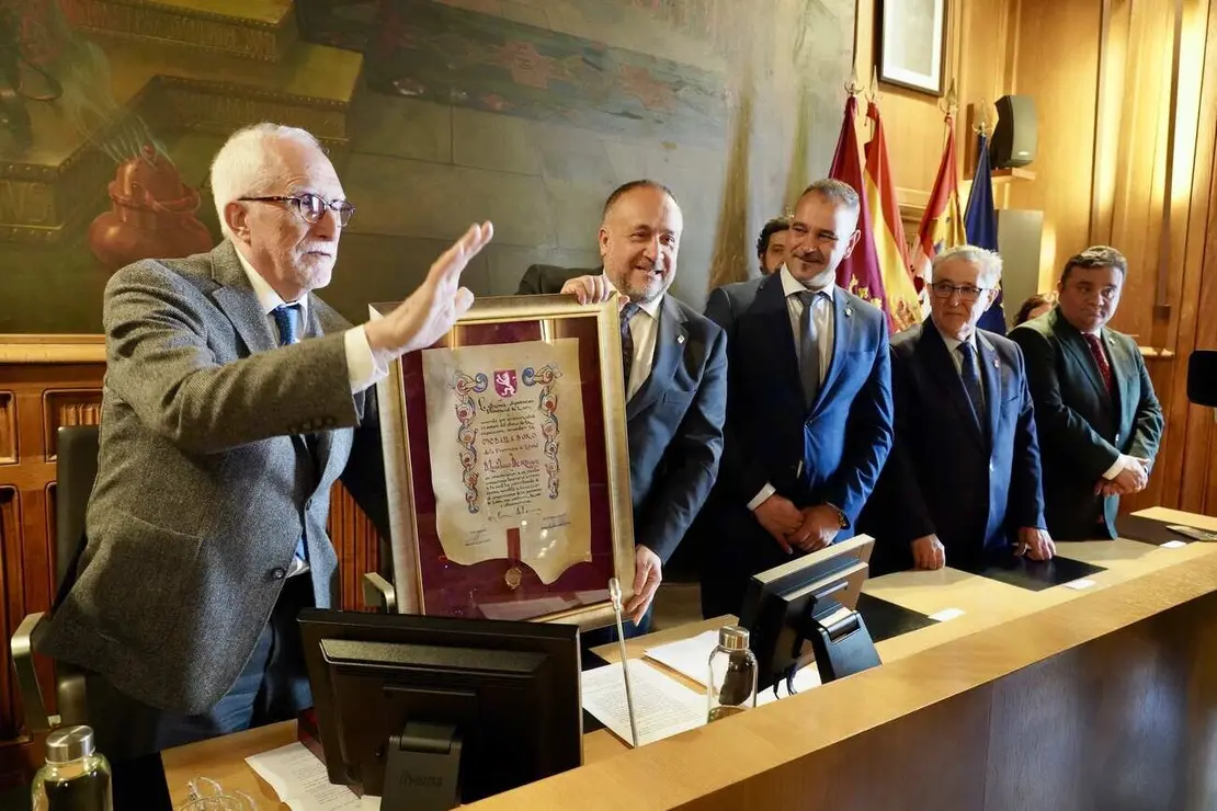 El escritor Luis Mateo Díez recibe la Medalla de Oro de la Provincia de León. Foto: Campillo.