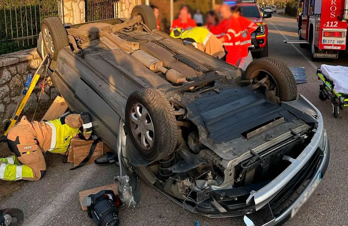 Un varón fue trasladado a última hora de esta tarde al Complejo Asistencial de León tras resultar herido en la colisión de dos turismos en la calle Cerrada de la localidad leonesa de Navatejera. Fotos: Bomberos de León