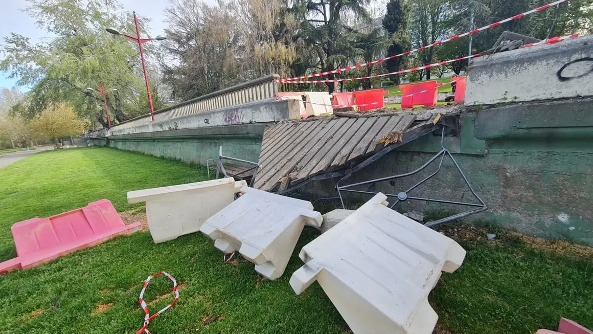 La caída de un árbol aplasta uno de los miradores en el paseo del río Bernesga en León capital.12
