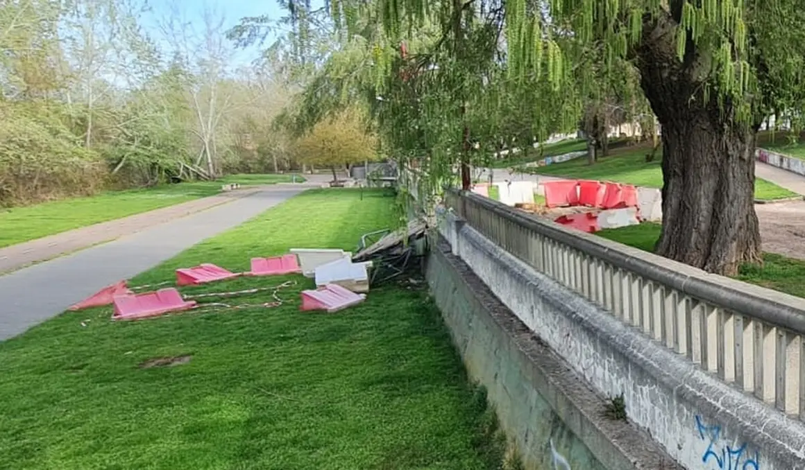 La caída de un árbol aplasta uno de los miradores en el paseo del río Bernesga en León capital.8