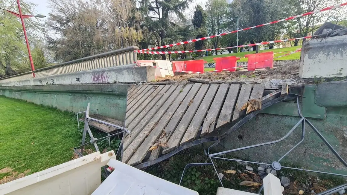 La caída de un árbol aplasta uno de los miradores en el paseo del río Bernesga en León capital.6
