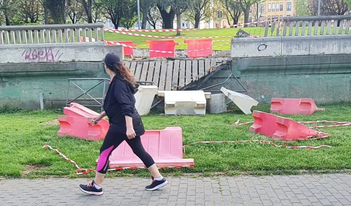 La caída de un árbol aplasta uno de los miradores en el paseo del río Bernesga en León capital.2