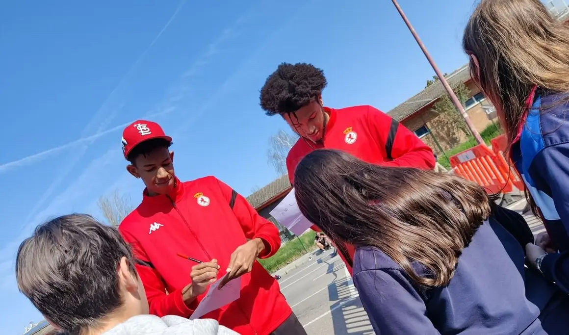 Cultural y Deportiva Leonesa y Cultural Baloncesto, entre otros clubes de la ciudad, participaron en las actividades deportivas del Tour del Talento en León.2