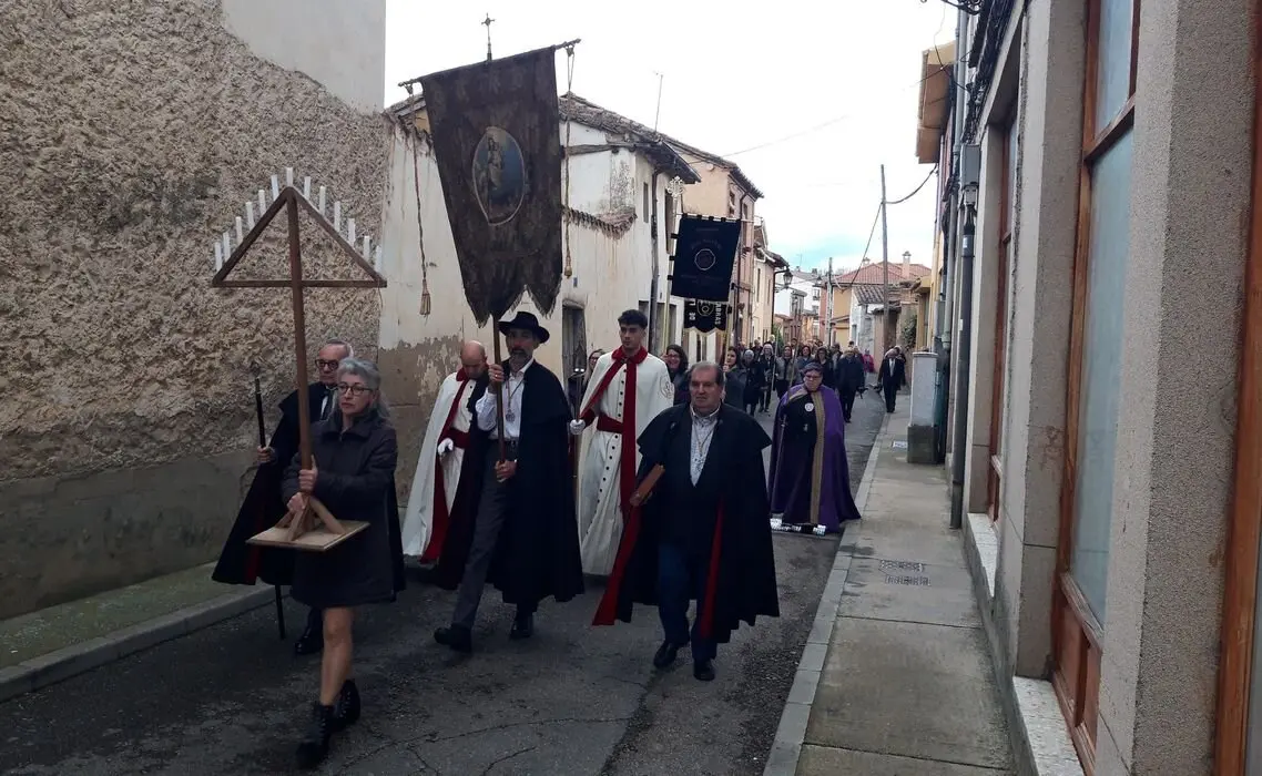 Desfile del Rito de Tinieblas desde el Museo de los Pueblos Leoneses hasta la Iglesia de Santa María.2