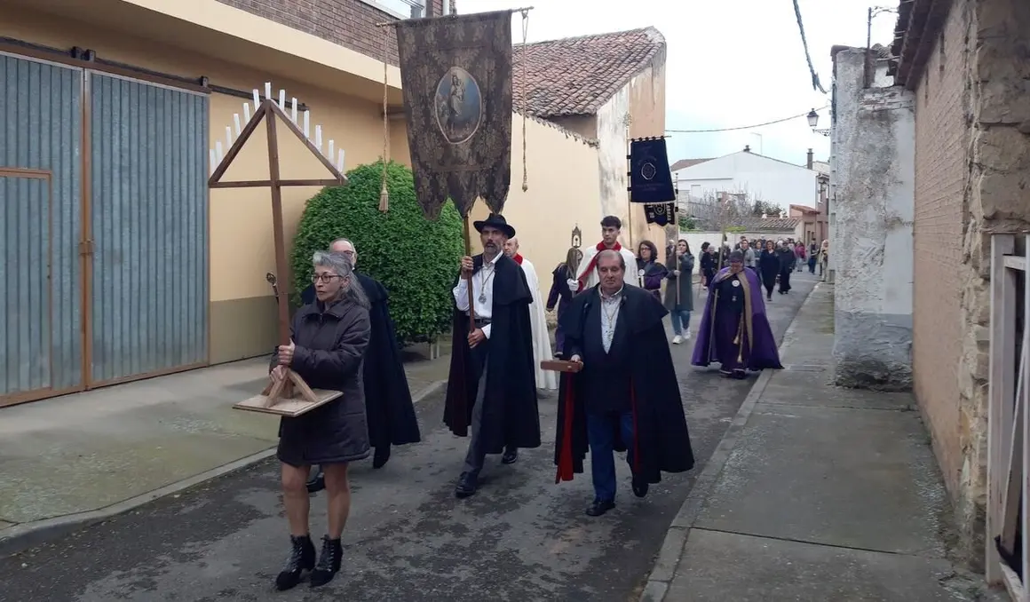 Desfile del Rito de Tinieblas desde el Museo de los Pueblos Leoneses hasta la Iglesia de Santa María.