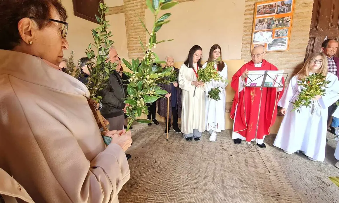 Es el otro Domingo de Ramos, alejado de las grandes congregaciones, humilde, con pocos fieles pero devotos, ramas de laurel y su propia 'catedral'.