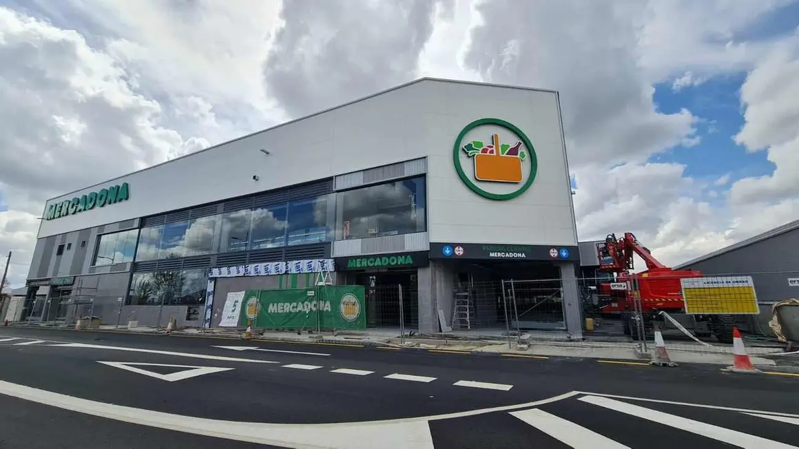 La empresa proyecta la apertura de su nuevo súper en la Avenida de Agustinos y cierra sus tiendas de la plaza de la Huerta y de la avenida Párroco Pablo Díez.