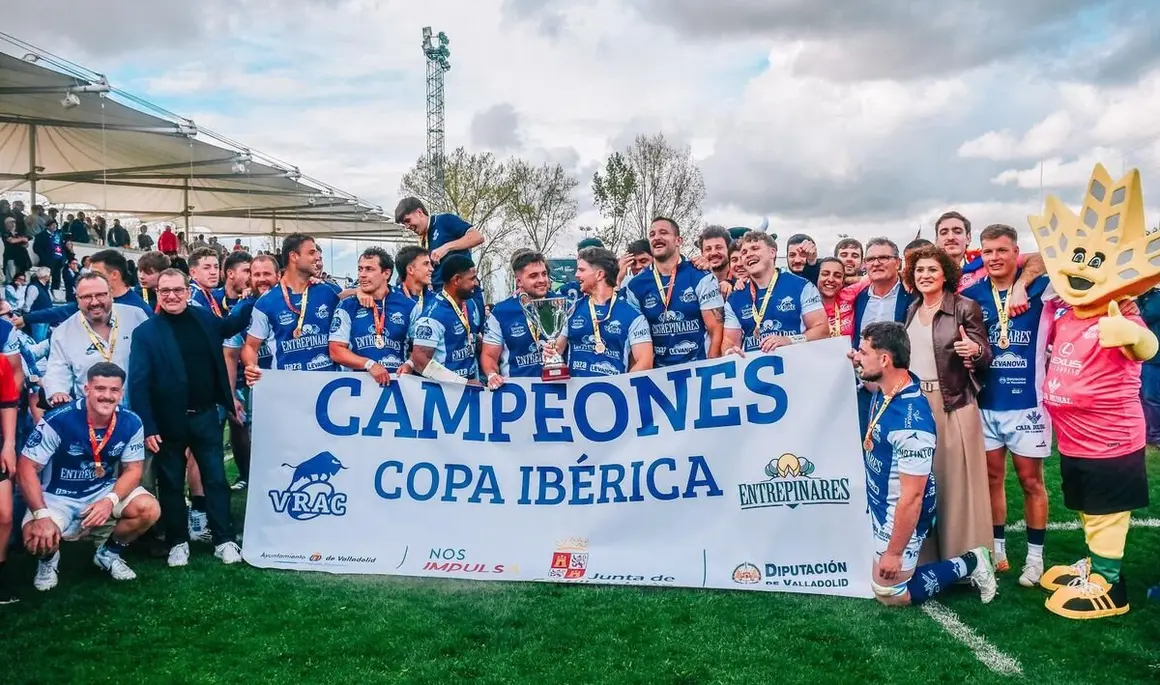 VRAC Quesos Entrepinares ofrece su octava Copa Ibérica a la ciudad de Valladolid. El leonés Raúl Calzón sostiene la copa en el centro de la imagen.