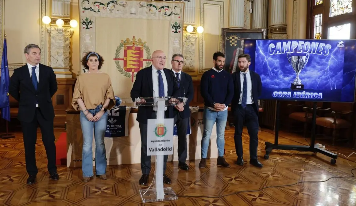 El alcalde recibe al VRAC tras conseguir el fin de semana su VIII Copa Ibérica