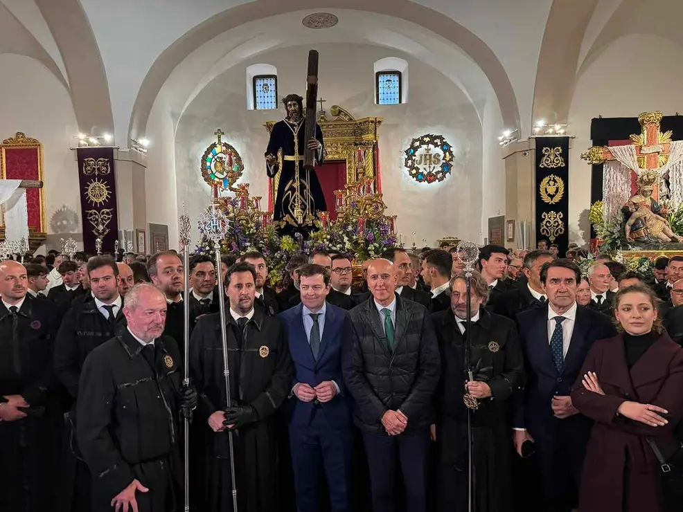 Alfonso Fernández Mañueco acude a la iglesia de Santa Nonia minutos antes del inicio de la primera procesión de este Lunes Santo.