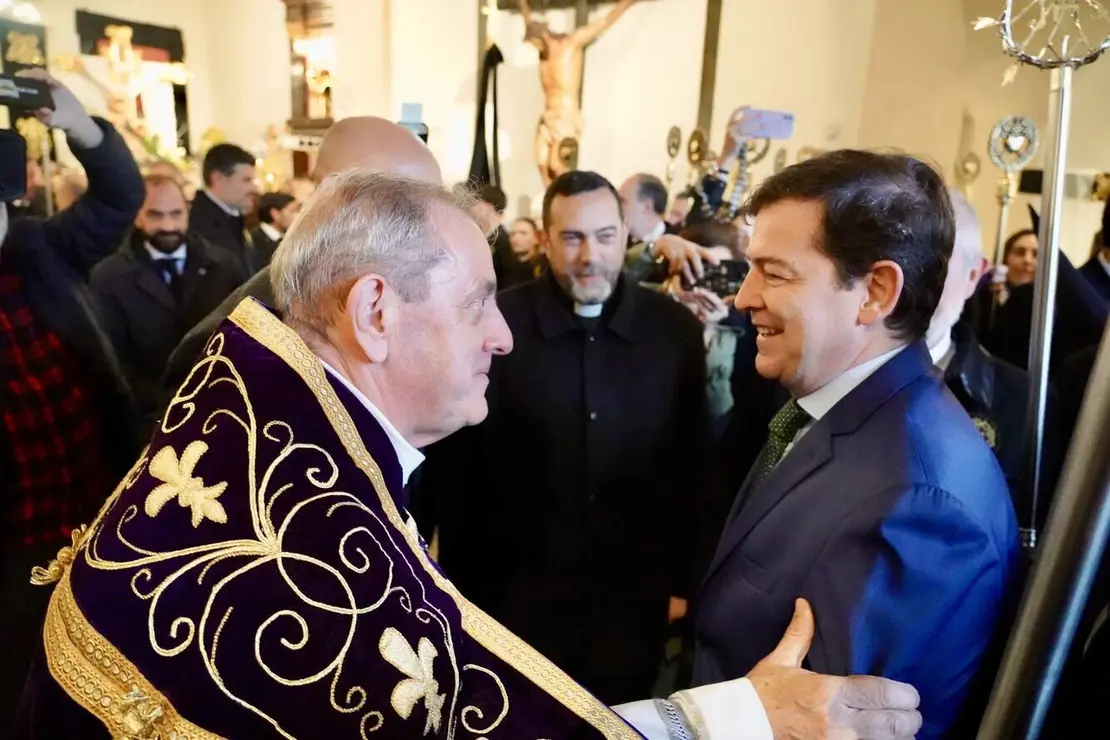 Alfonso Fernández Mañueco acude a la iglesia de Santa Nonia minutos antes del inicio de la primera procesión de este Lunes Santo. Foto: Campillo