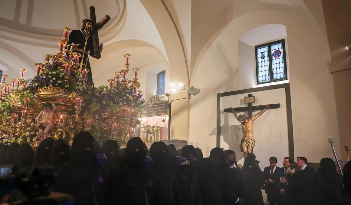 Alfonso Fernández Mañueco acude a la iglesia de Santa Nonia minutos antes del inicio de la primera procesión de este Lunes Santo.