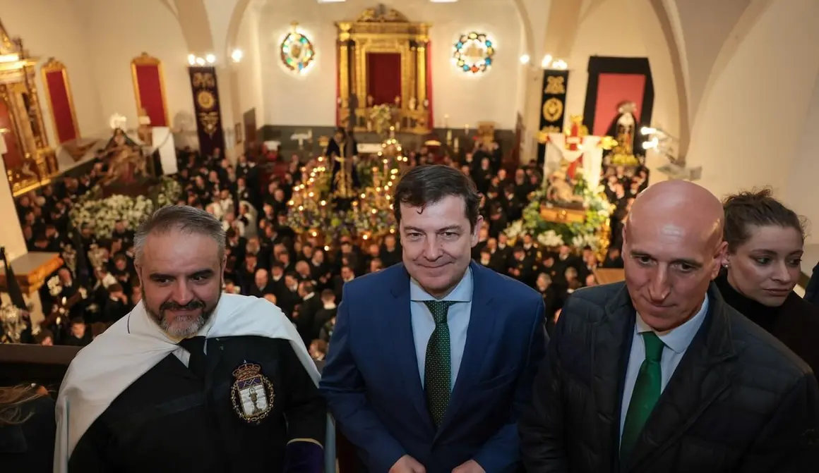 Alfonso Fernández Mañueco acude a la iglesia de Santa Nonia minutos antes del inicio de la primera procesión de este Lunes Santo.