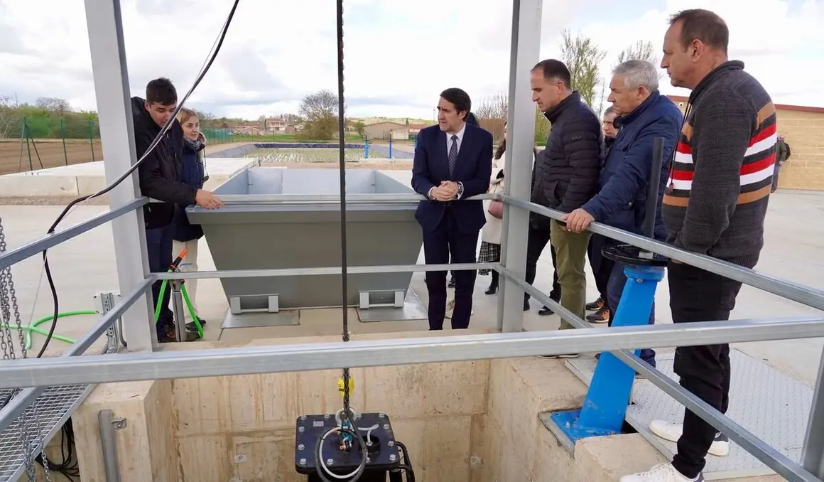 El consejero de Medio Ambiente, Vivienda y Ordenación del Territorio, Juan Carlos Suárez-Quiñones, visita la estación depuradora de aguas residuales de Villaquejida