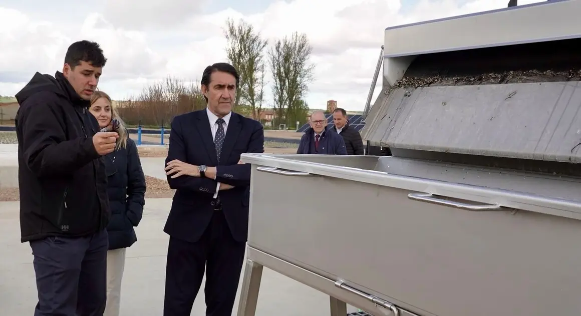 El consejero de Medio Ambiente, Vivienda y Ordenación del Territorio, Juan Carlos Suárez-Quiñones, visita la estación depuradora de aguas residuales de Villaquejida
