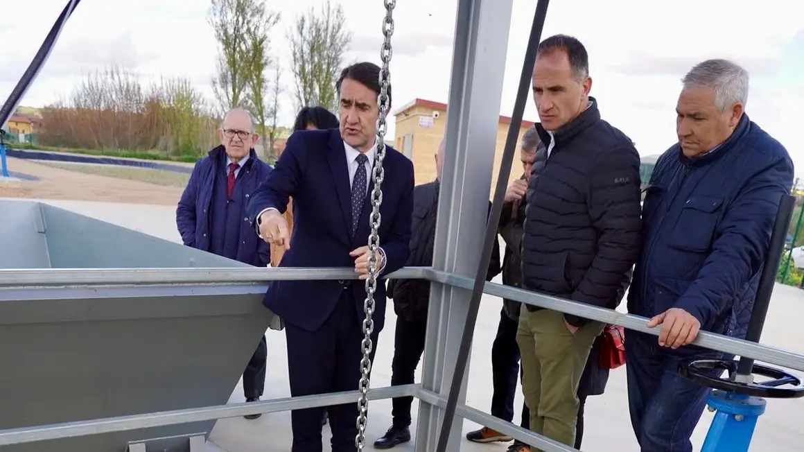 El consejero de Medio Ambiente, Vivienda y Ordenación del Territorio, Juan Carlos Suárez-Quiñones, visita la estación depuradora de aguas residuales de Villaquejida