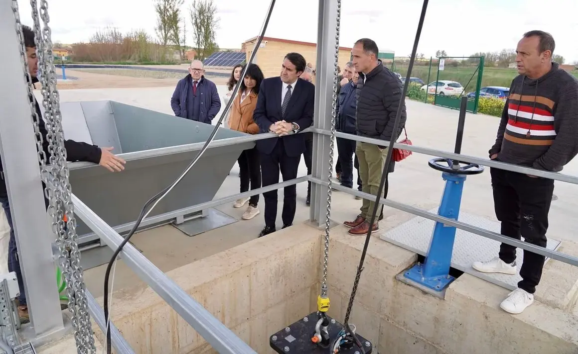 El consejero de Medio Ambiente, Vivienda y Ordenación del Territorio, Juan Carlos Suárez-Quiñones, visita la estación depuradora de aguas residuales de Villaquejida