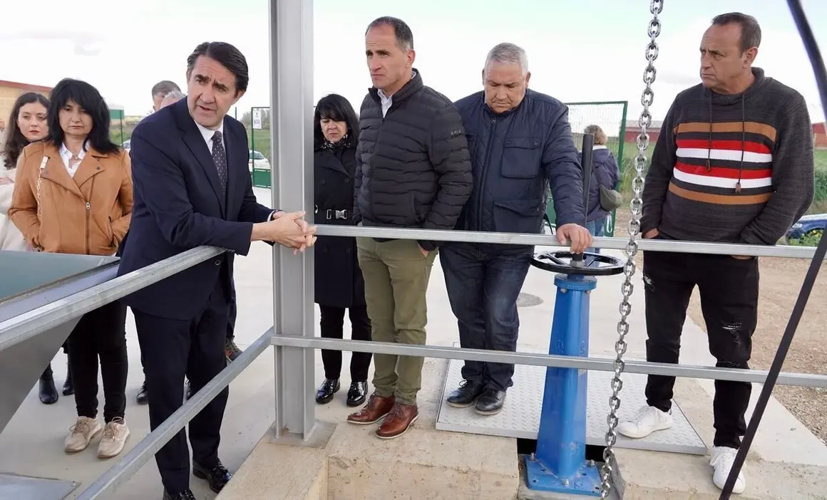 El consejero de Medio Ambiente, Vivienda y Ordenación del Territorio, Juan Carlos Suárez-Quiñones, visita la estación depuradora de aguas residuales de Villaquejida