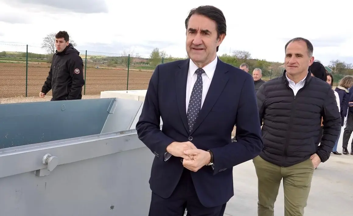 El consejero de Medio Ambiente, Vivienda y Ordenación del Territorio, Juan Carlos Suárez-Quiñones, visita la estación depuradora de aguas residuales de Villaquejida