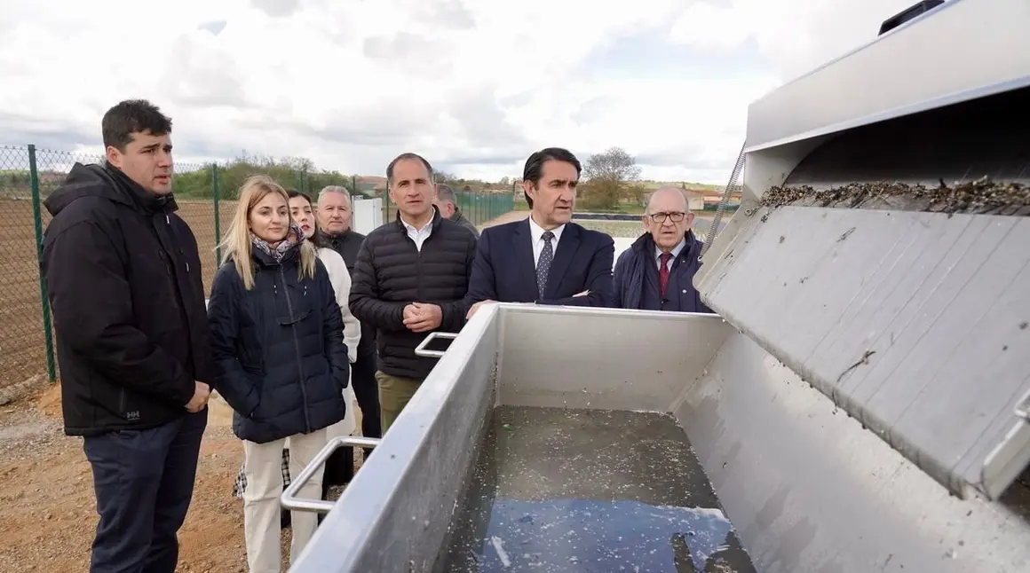 El consejero de Medio Ambiente, Vivienda y Ordenación del Territorio, Juan Carlos Suárez-Quiñones, visita la estación depuradora de aguas residuales de Villaquejida. Foto: Campillo.