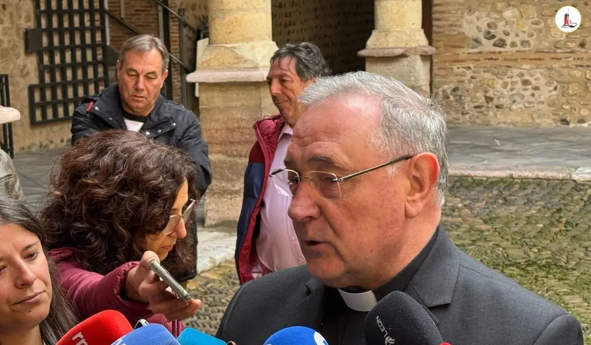 El Obispo Luis Ángel recibe en el Obispado a los internos del Centro Penitenciario de León y su Centro de Inserción Social que participarán en la Procesión del Perdón.3