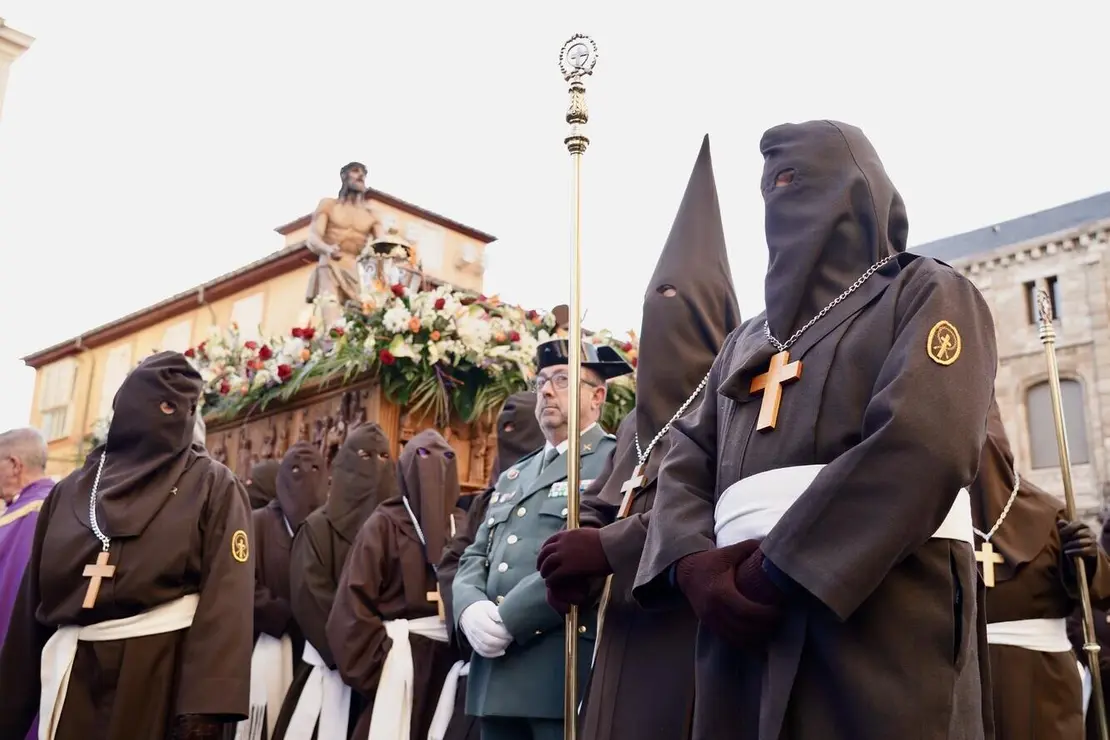 La Cofradía del Santo Cristo del Perdón sacó este martes a las calles de la ciudad de León la Procesión del Perdón que, a pesar de haber mantenido la esperanza hasta el último momento, estuvo protagonizada por la libertad condicional de un hombre ante la ausencia de indulto concedido por el Consejo de Ministros. Foto: Campillo