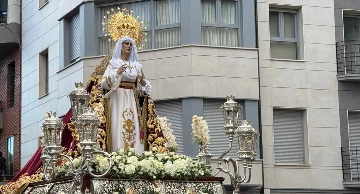Desde la Iglesia de Santa Nonia ha partido la emotiva procesión del Dolor de Nuestra Madre, organizada por la Cofradía de Nuestra Señora de Angustias y Soledad. Es uno de los cortejos más entrañables y familiares de la Semana Santa leonesa. Fotos: Silvia García