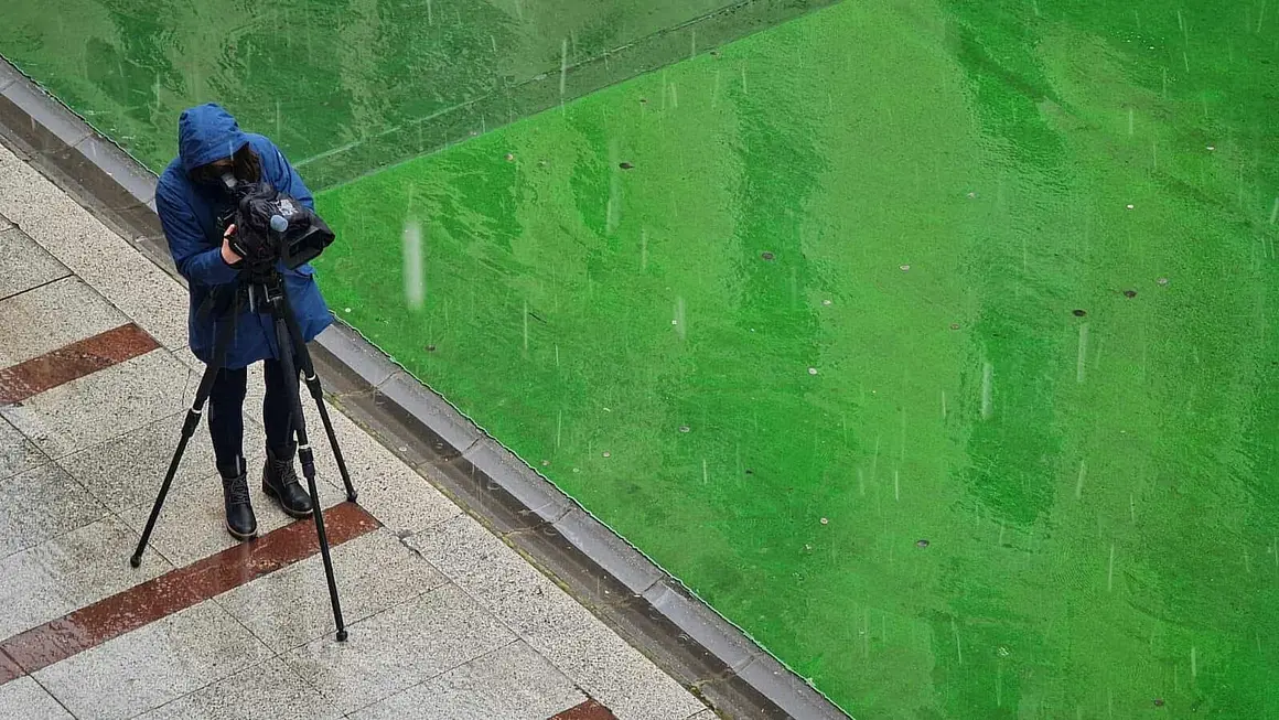 El desplome de las temperaturas y la tormenta que arrastra la zona norte de la península provocan que la nieve regrese de nuevo a la capital en un Miércoles Santo con múltiples actos procesionales.