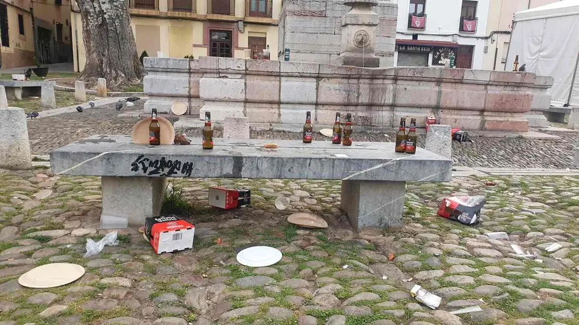 En las vacaciones de este tiempo santo y con la actividad de ocio multiplicada los servicios de limpieza municipales se 'exprimen' para intentar contener la mayor presencia de residuos urbanos, muchos propiciados por la actividad de última hora. Fotos: José Manuel Mures (MuresTV)