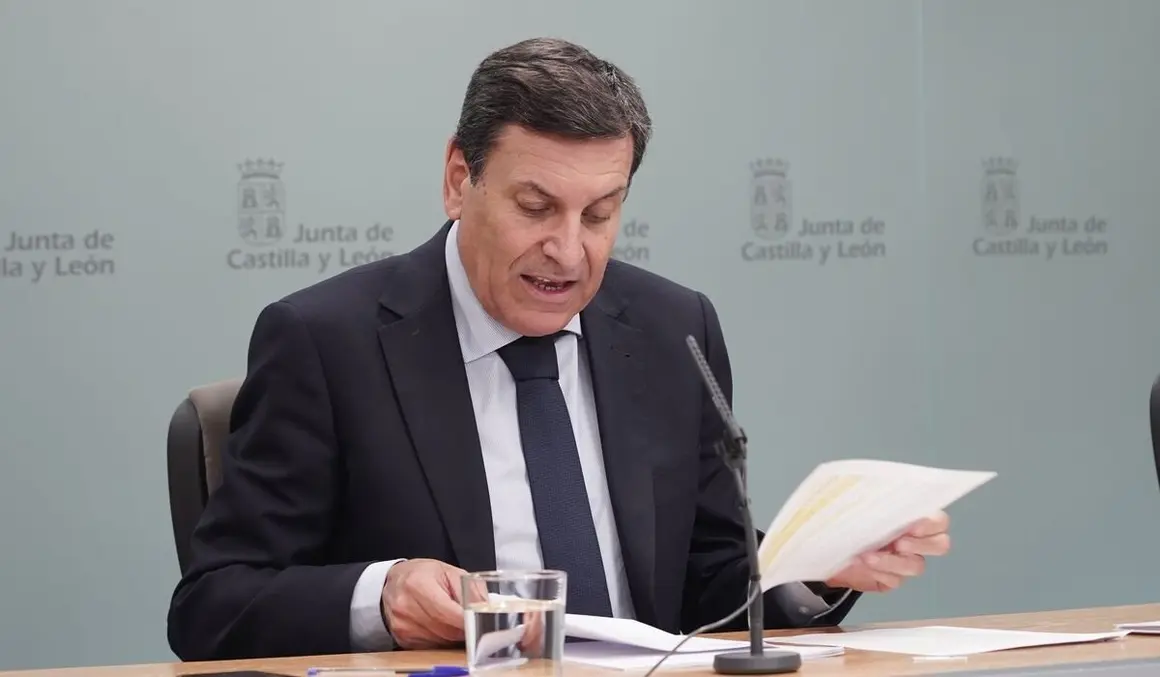 El portavoz de la Junta y consejero de Economía y Hacienda, Carlos Fernández Carriedo, comparece en rueda de prensa posterior al Consejo de Gobierno. Foto: Rubén Cacho.