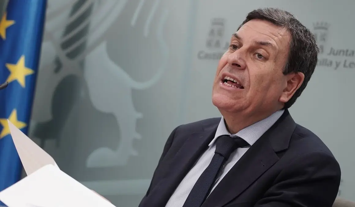El portavoz de la Junta y consejero de Economía y Hacienda, Carlos Fernández Carriedo, comparece en rueda de prensa posterior al Consejo de Gobierno. Foto: Rubén Cacho.